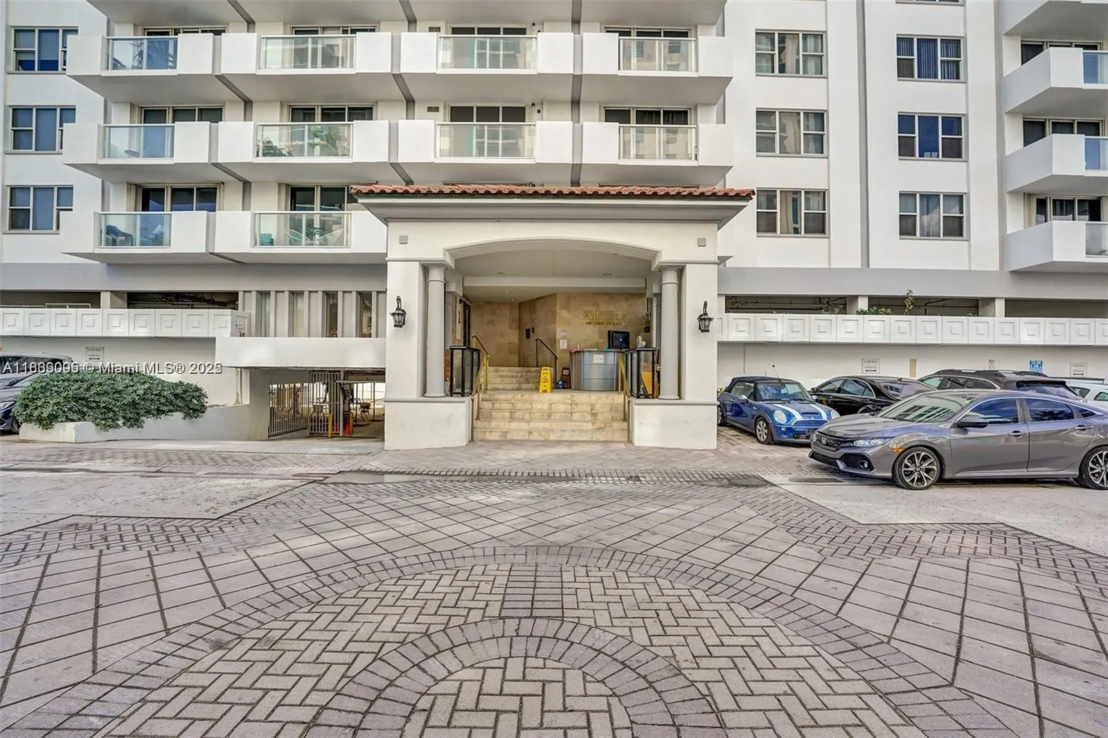 9195 Collins Ave, #304