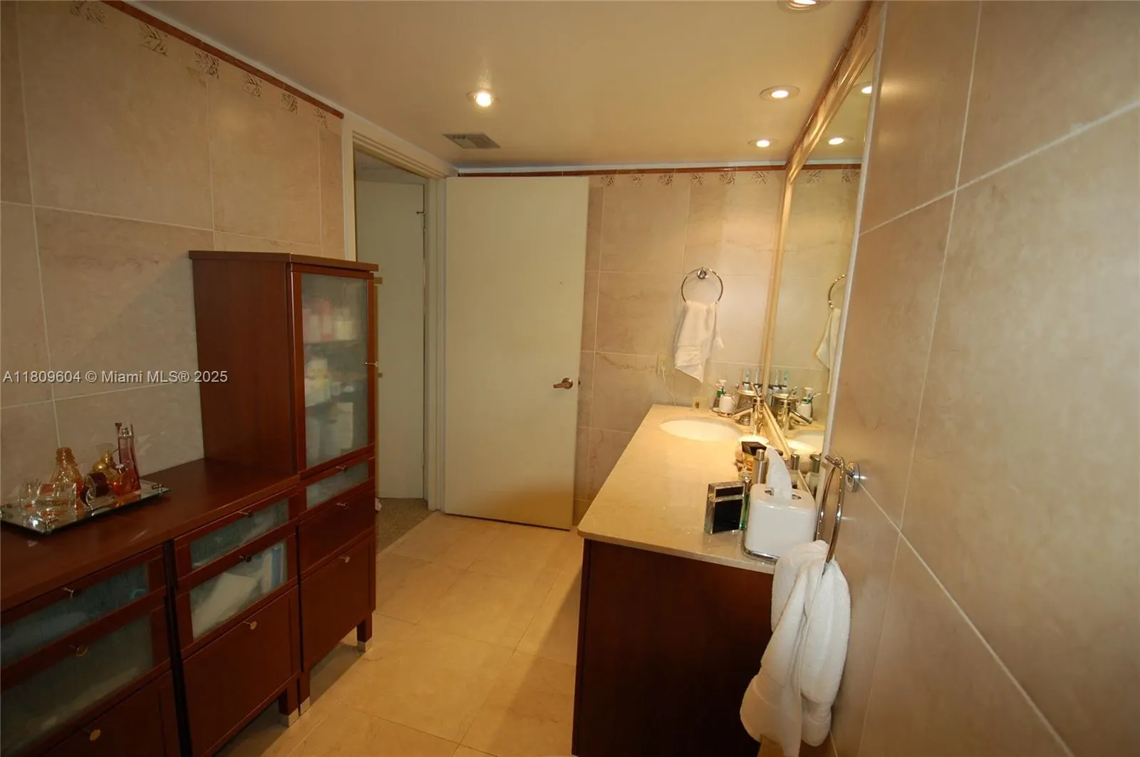 8877 Collins Ave, #507