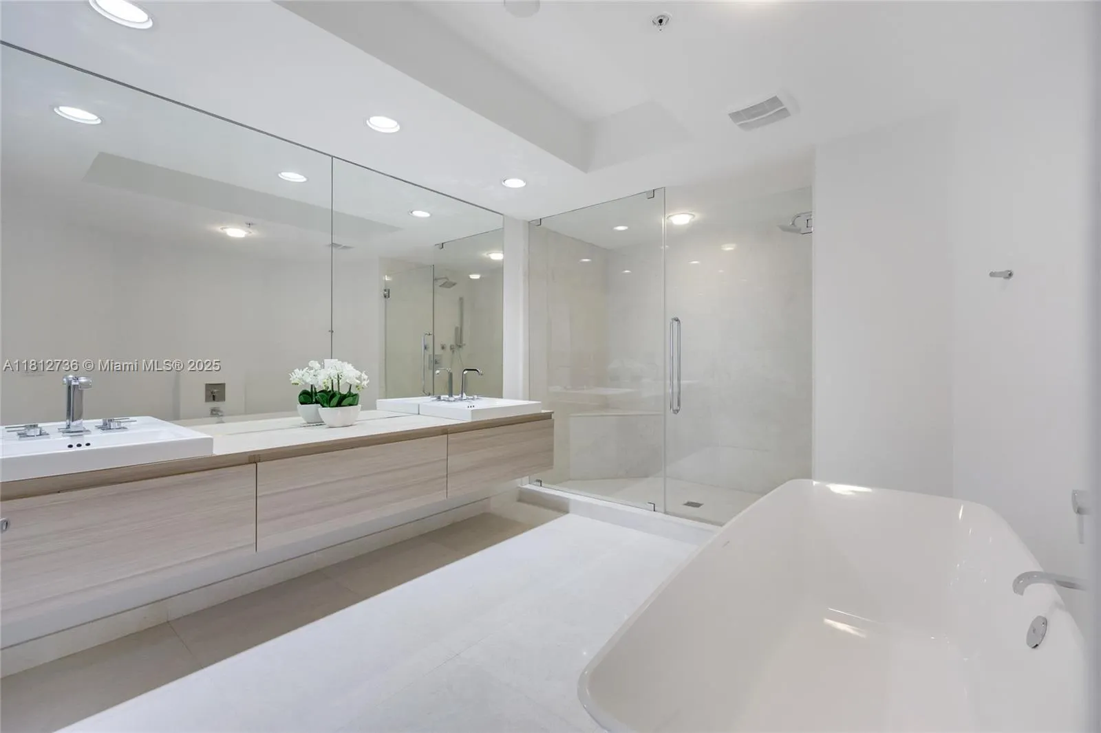 17301 Biscayne Blvd, #605