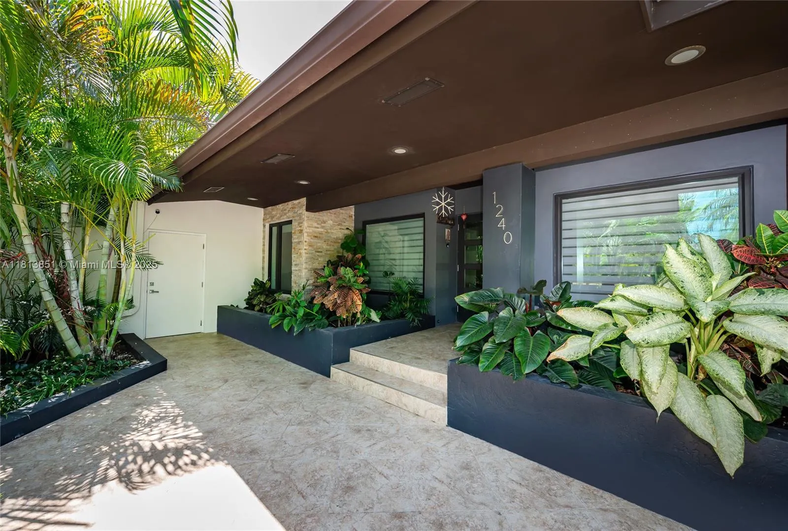 1240 Campamento Ave