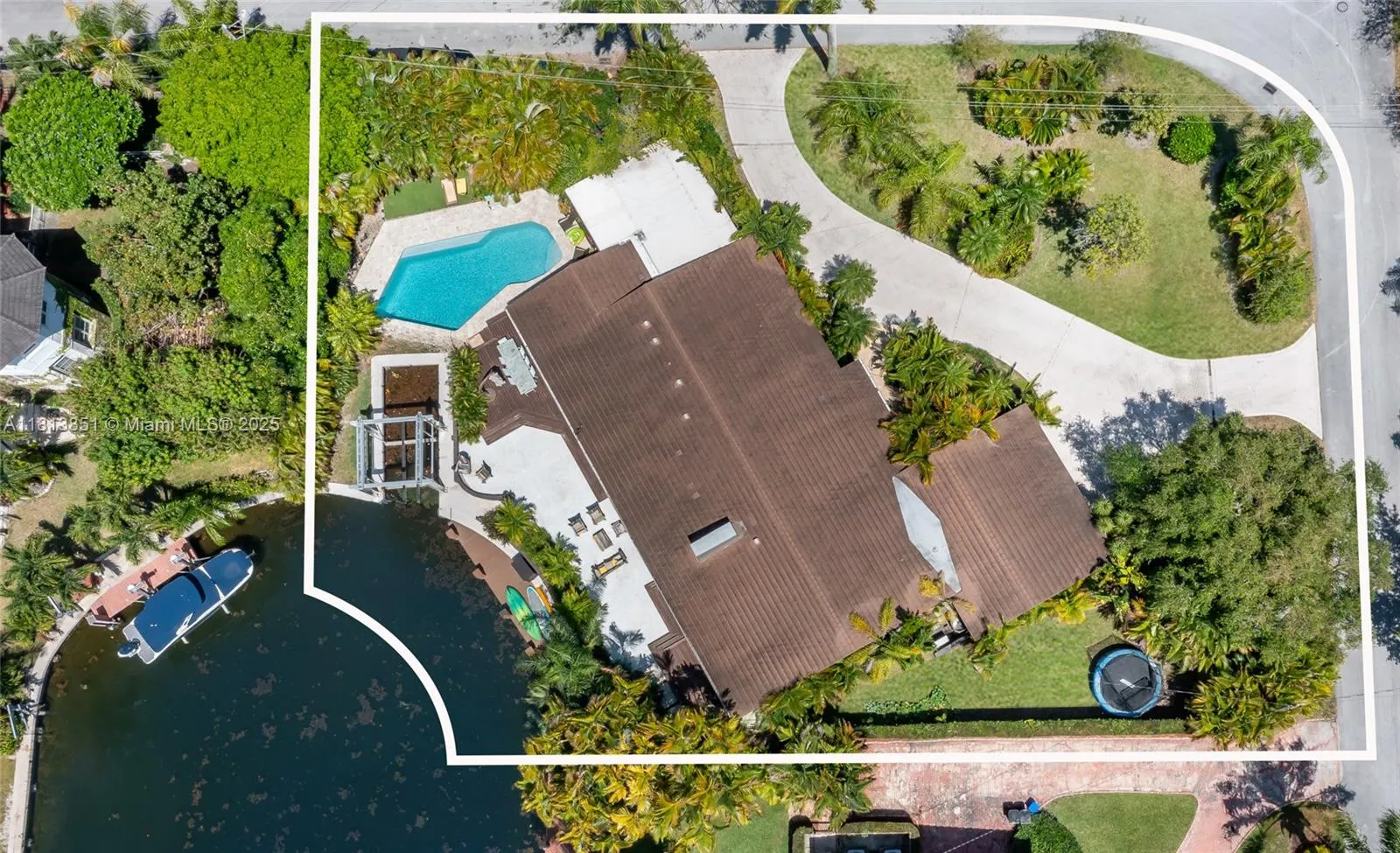 1240 Campamento Ave