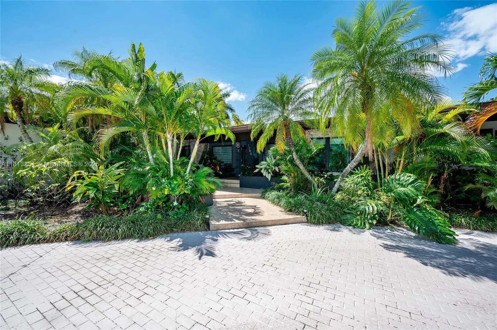 1240 Campamento Ave