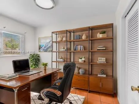 915 Country Club Prado