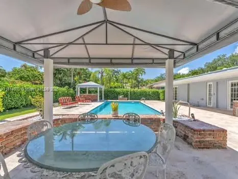 915 Country Club Prado