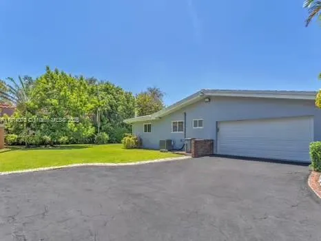 915 Country Club Prado