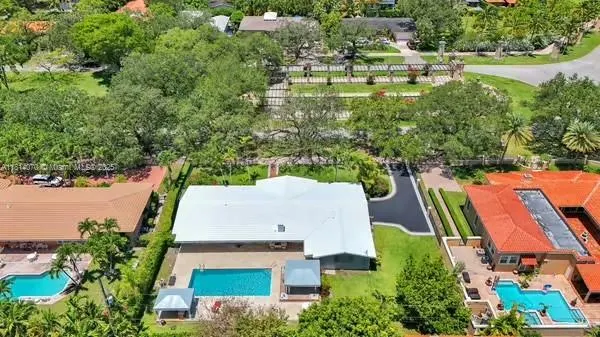 915 Country Club Prado