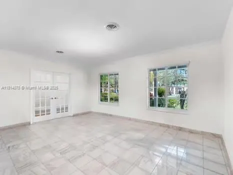 915 Country Club Prado