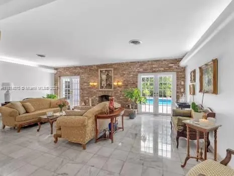 915 Country Club Prado