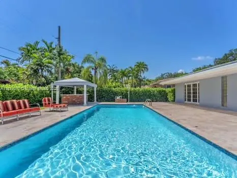 915 Country Club Prado