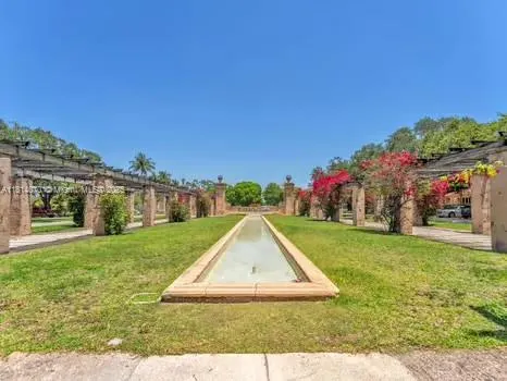915 Country Club Prado