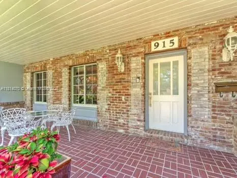 915 Country Club Prado