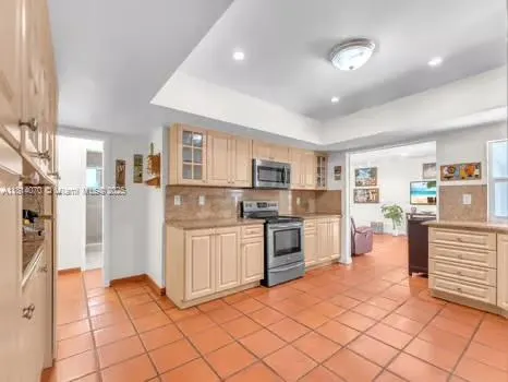 915 Country Club Prado