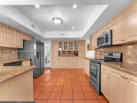 915 Country Club Prado