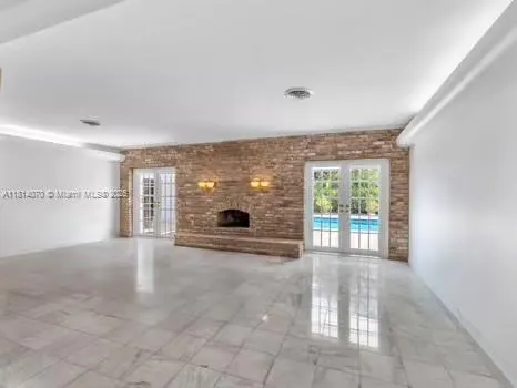 915 Country Club Prado