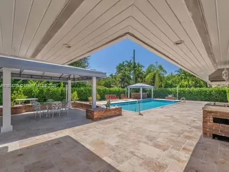915 Country Club Prado