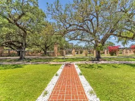 915 Country Club Prado