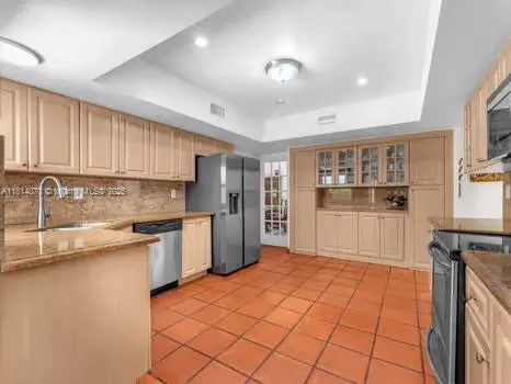 915 Country Club Prado