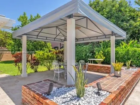 915 Country Club Prado