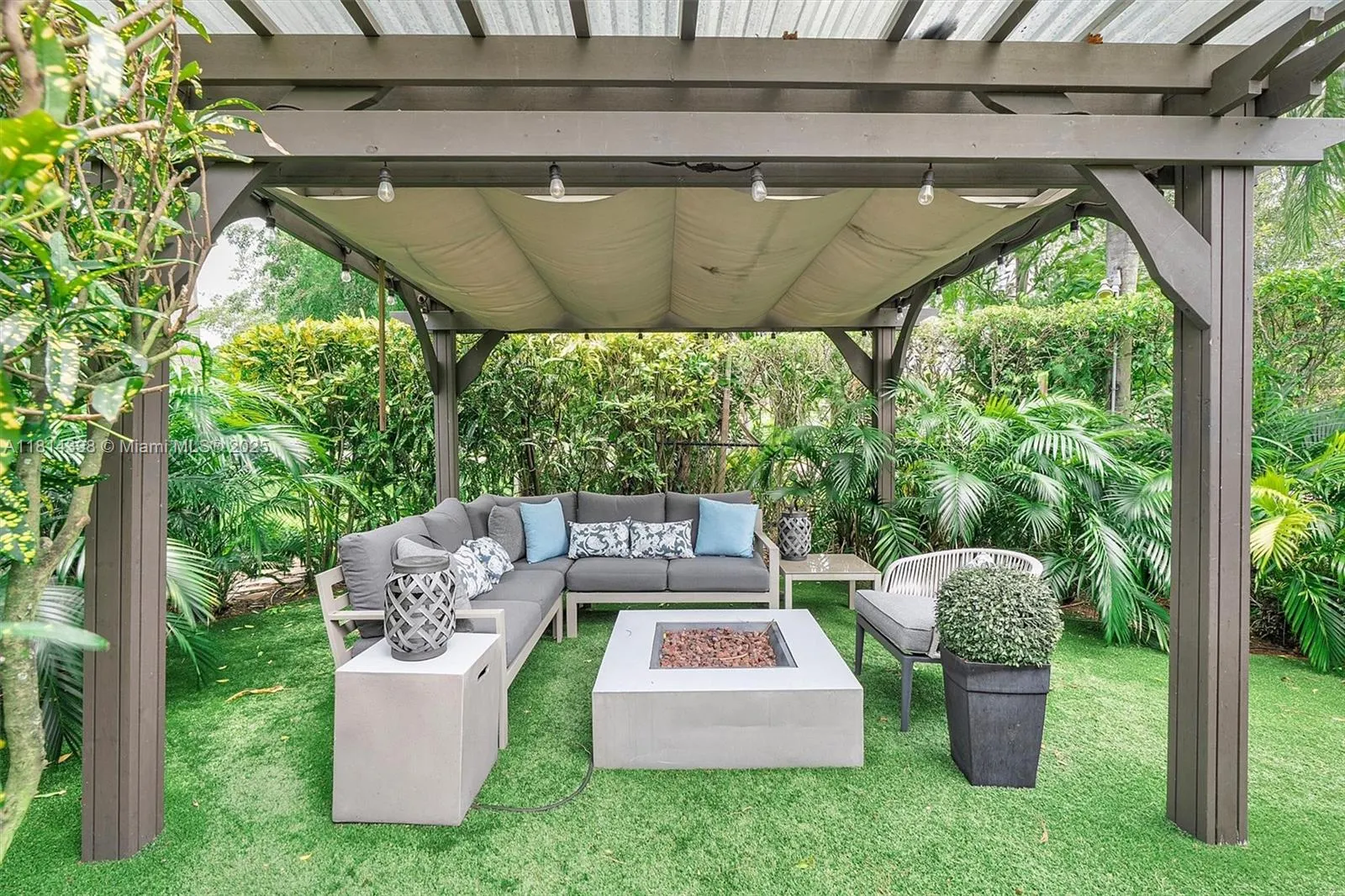 700 Vilabella Ave