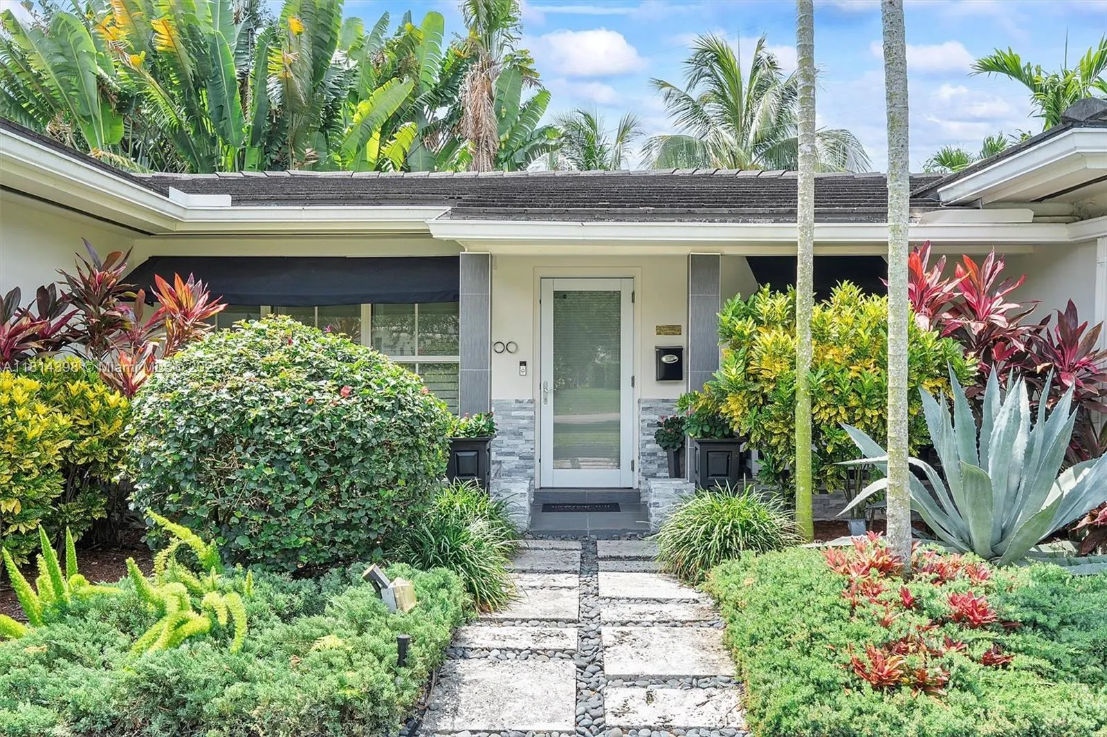 700 Vilabella Ave