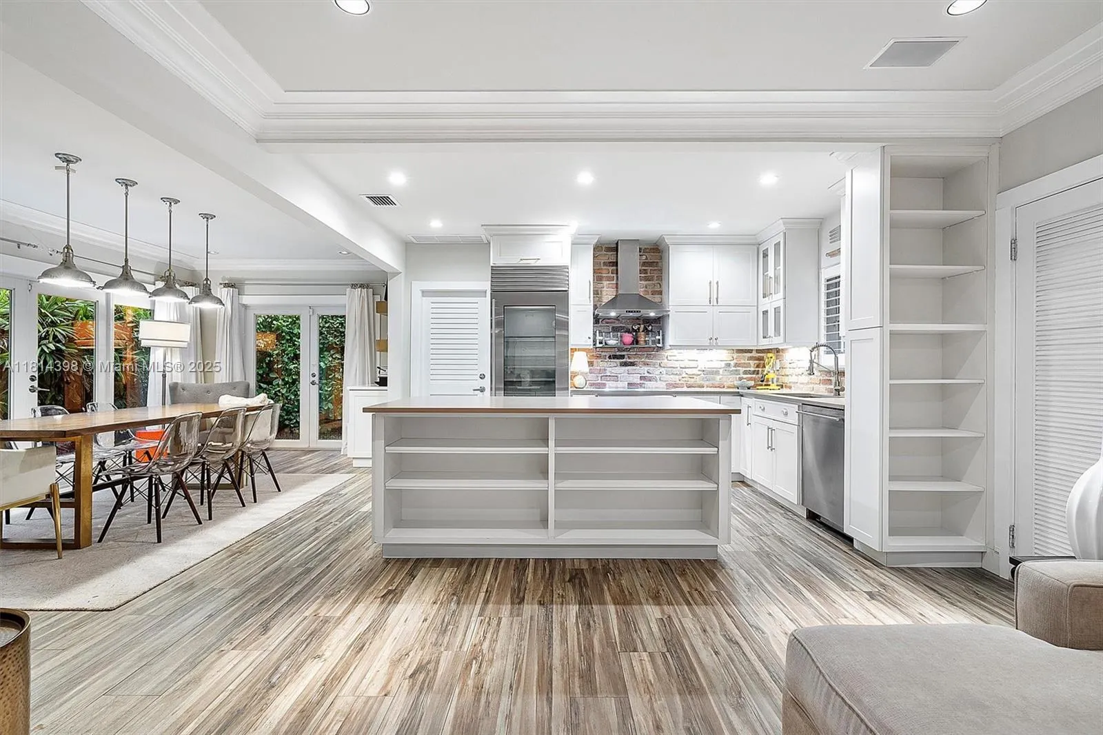 700 Vilabella Ave