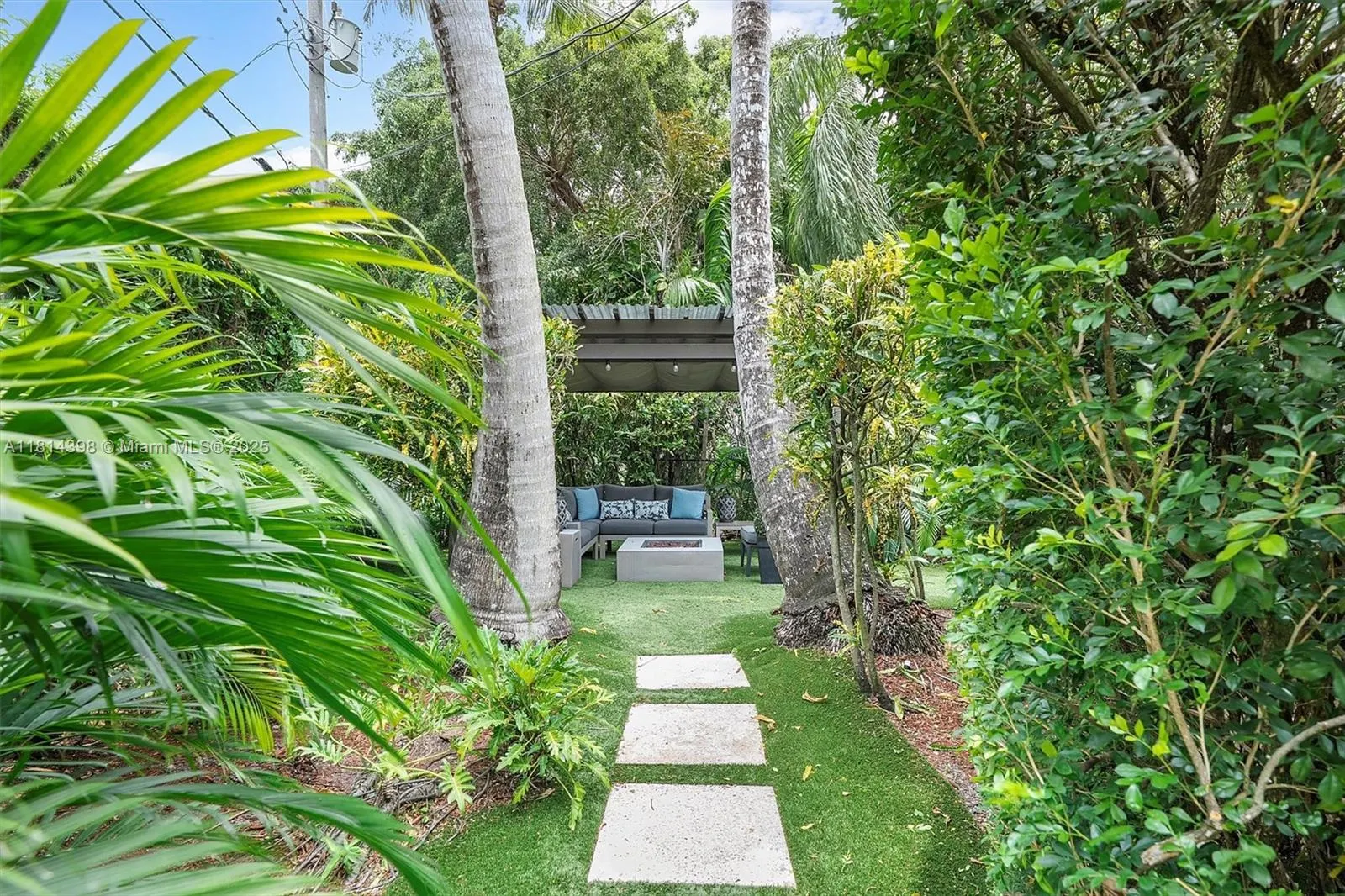 700 Vilabella Ave