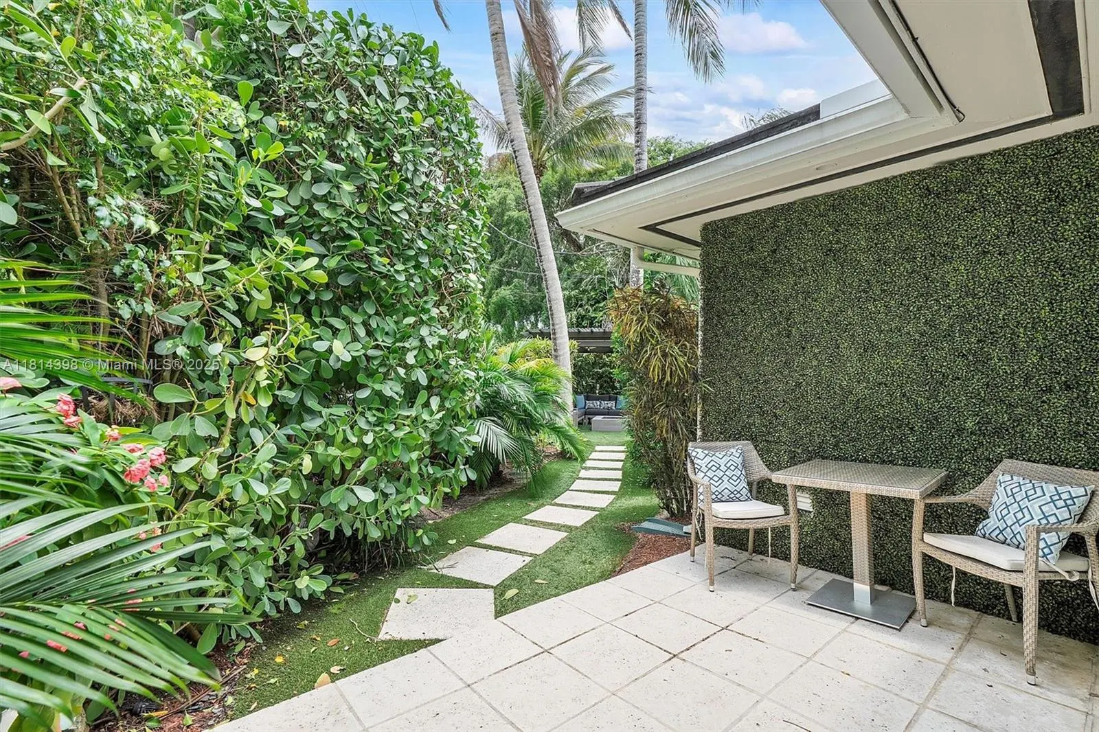 700 Vilabella Ave