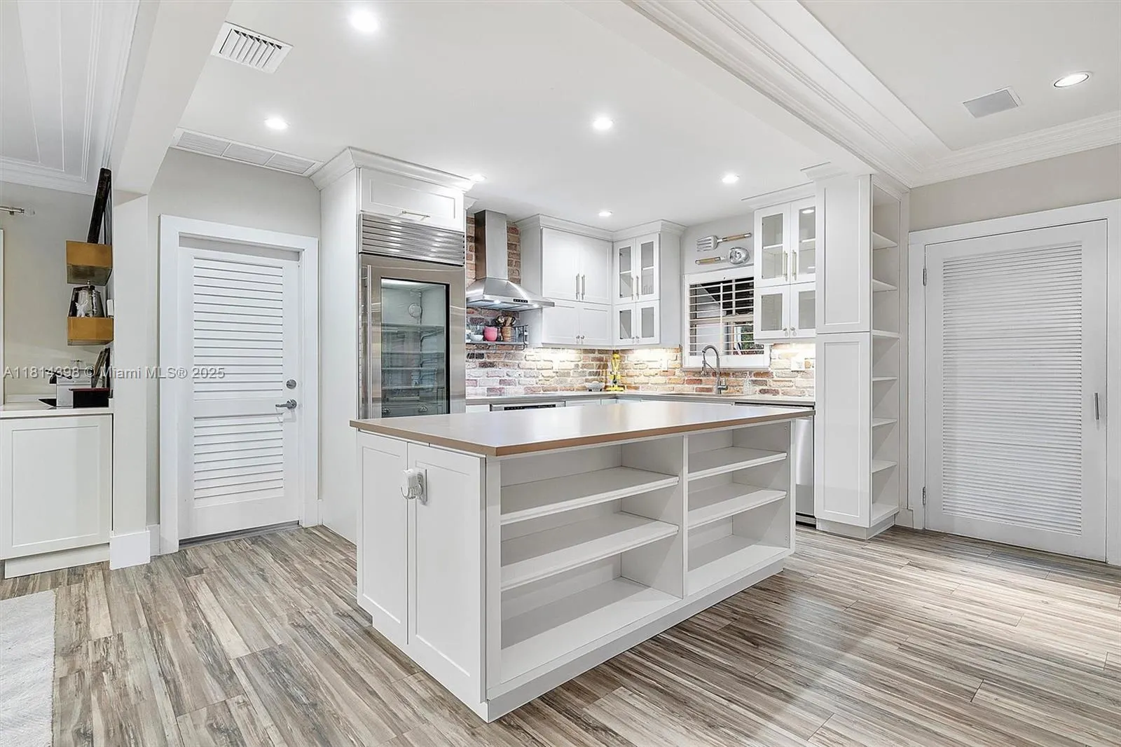 700 Vilabella Ave