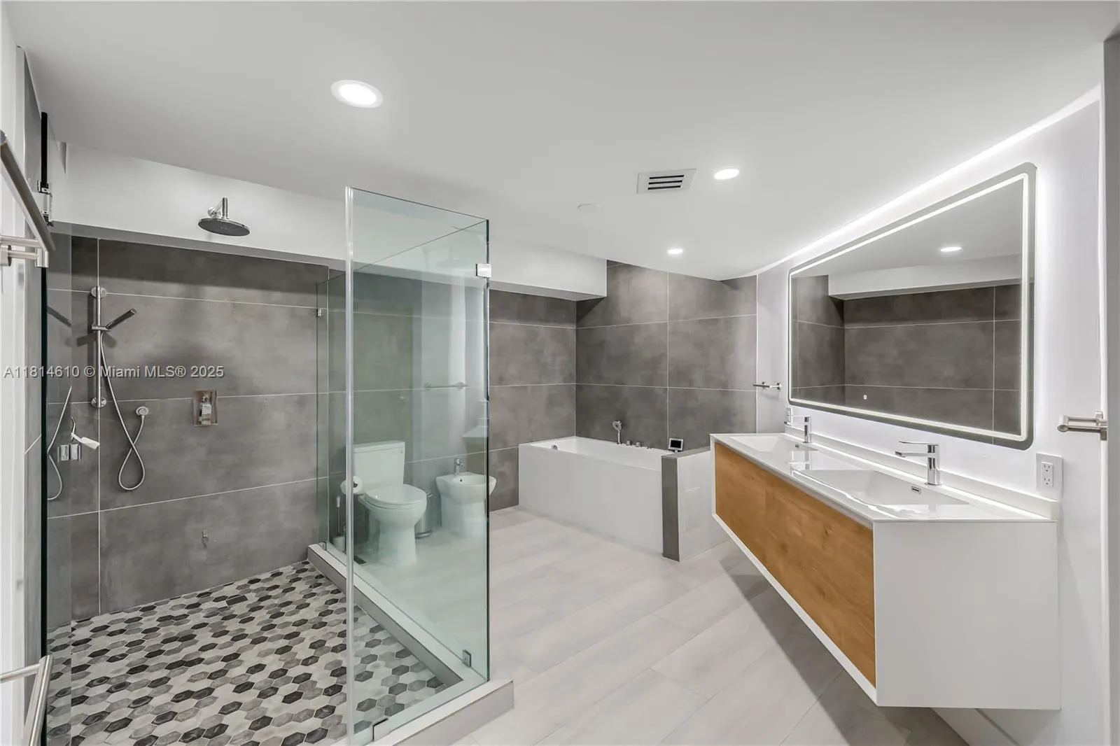 8855 COLLINS AVE, #4G