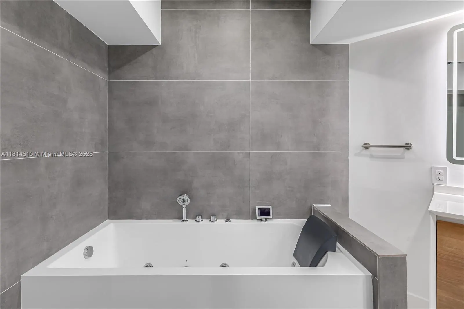 8855 COLLINS AVE, #4G