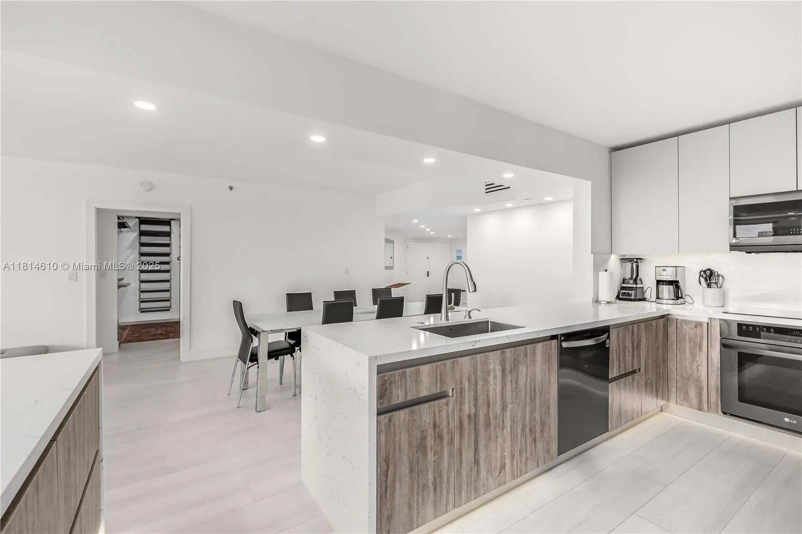 8855 COLLINS AVE, #4G