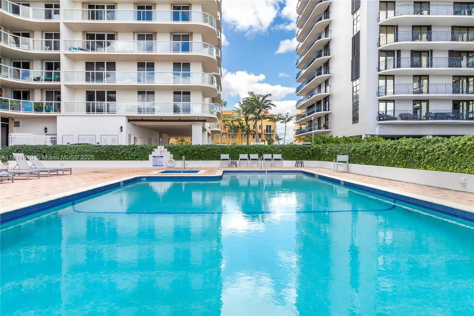 8855 COLLINS AVE, #4G