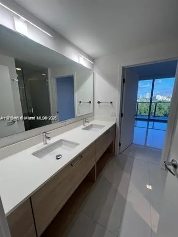 16385 Biscayne Blvd, #820