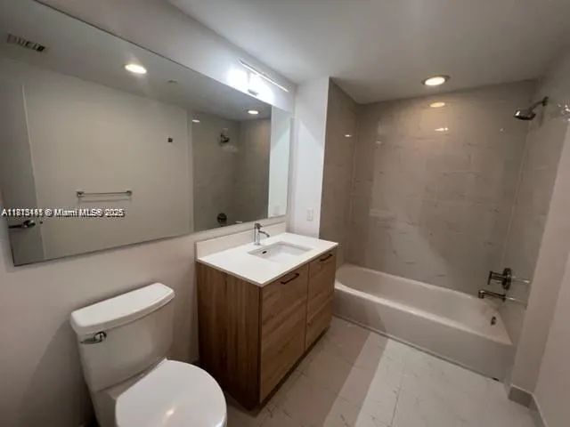 16385 Biscayne Blvd, #820