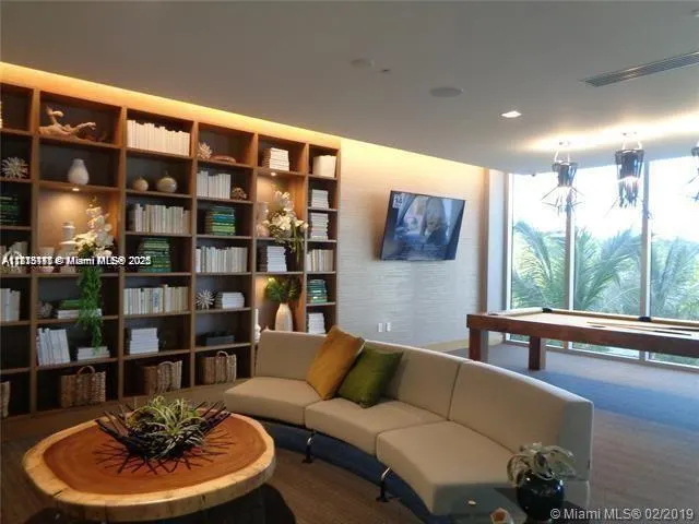 16385 Biscayne Blvd, #820