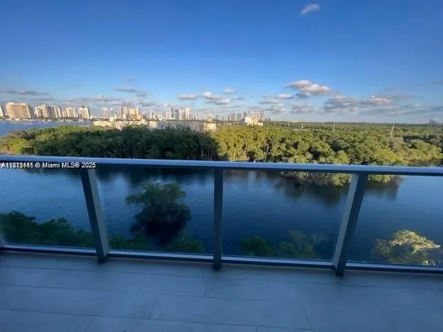 16385 Biscayne Blvd, #820