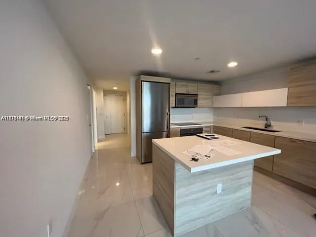 16385 Biscayne Blvd, #820