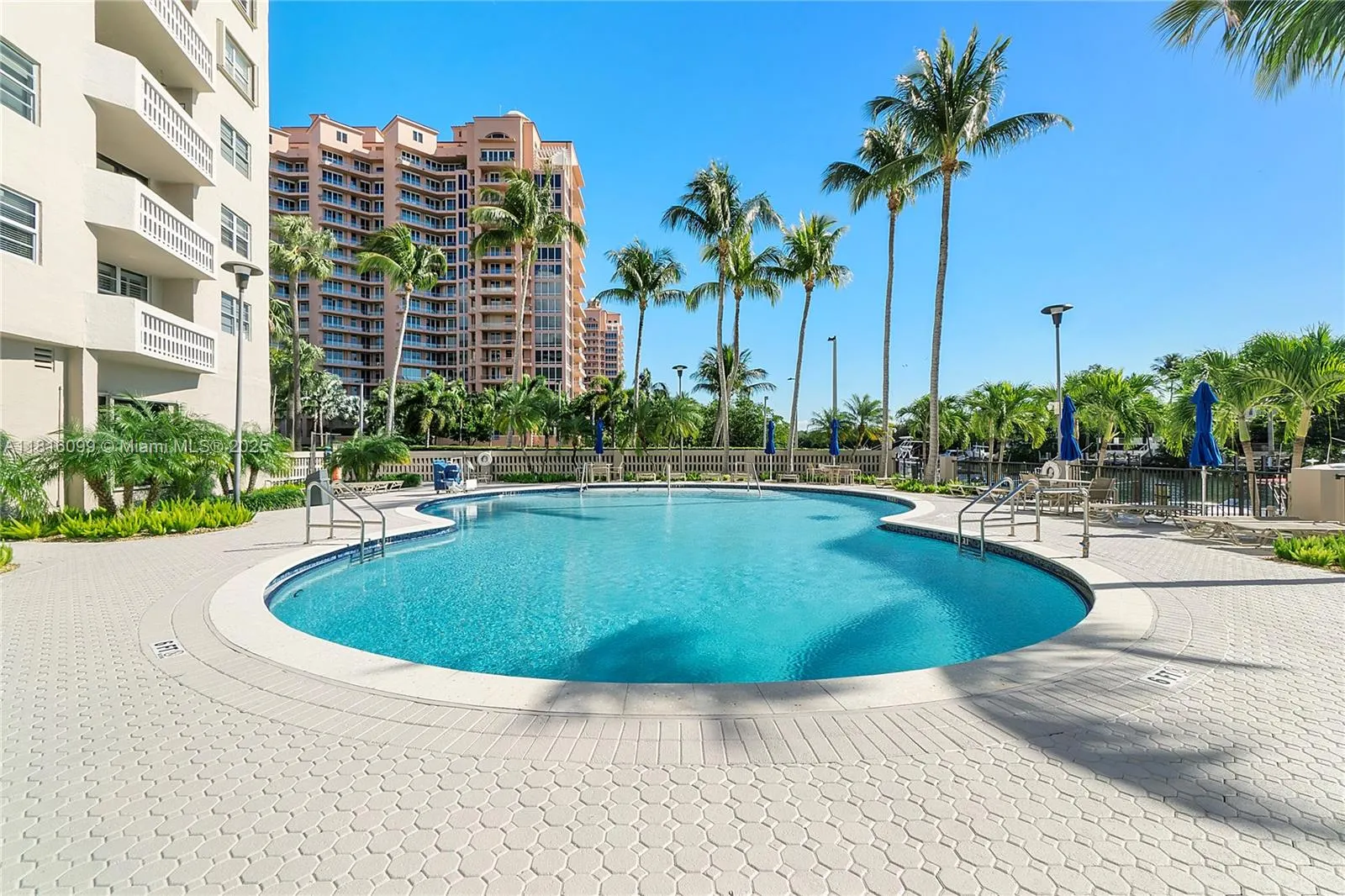 90 Edgewater Dr, #305