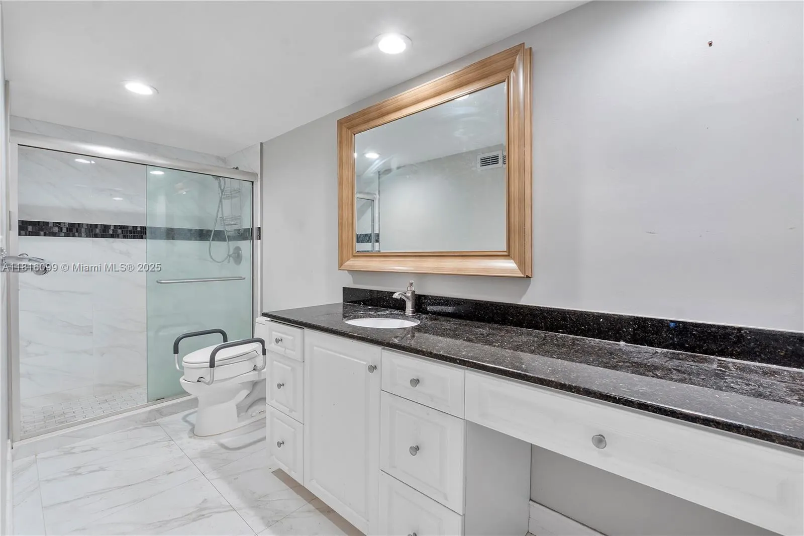 90 Edgewater Dr, #305
