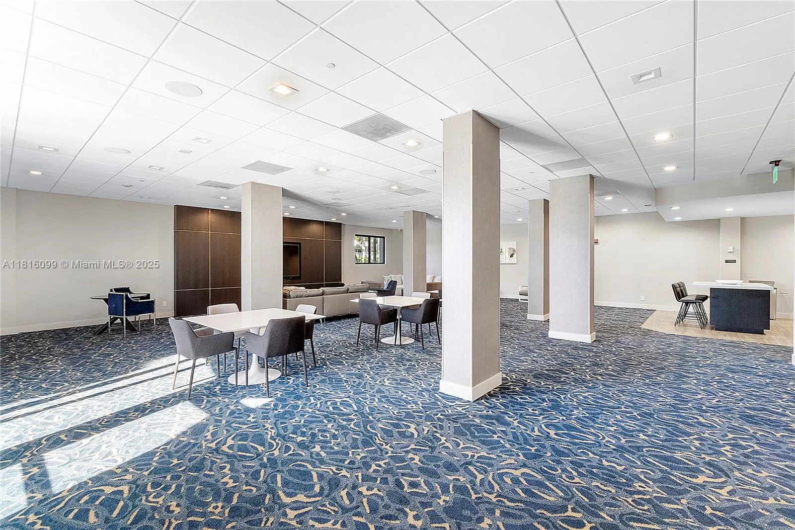 90 Edgewater Dr, #305