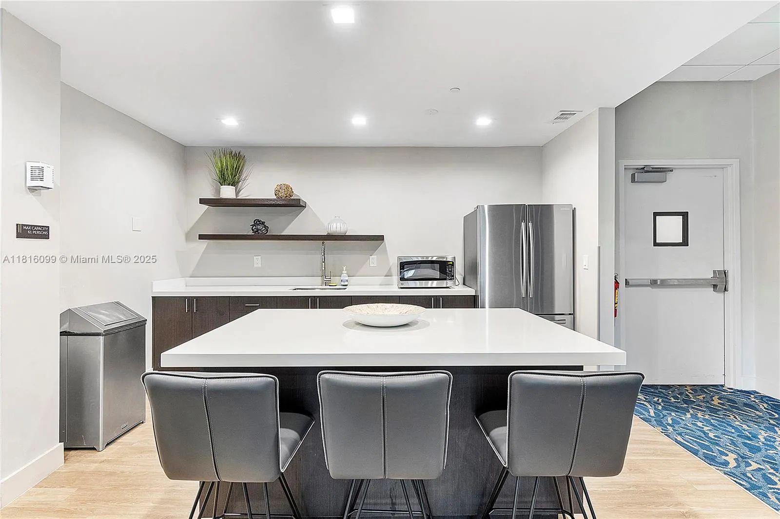 90 Edgewater Dr, #305