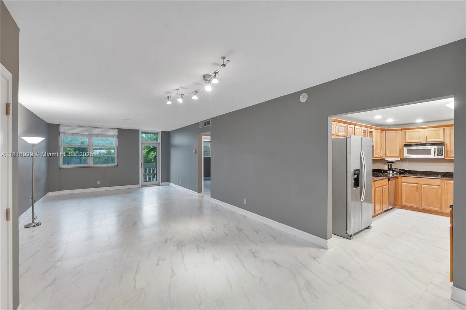 90 Edgewater Dr, #305