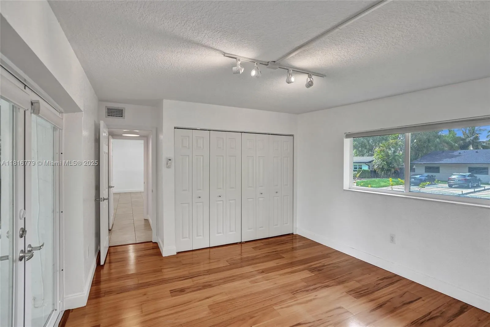 2050 NE 196th Ter