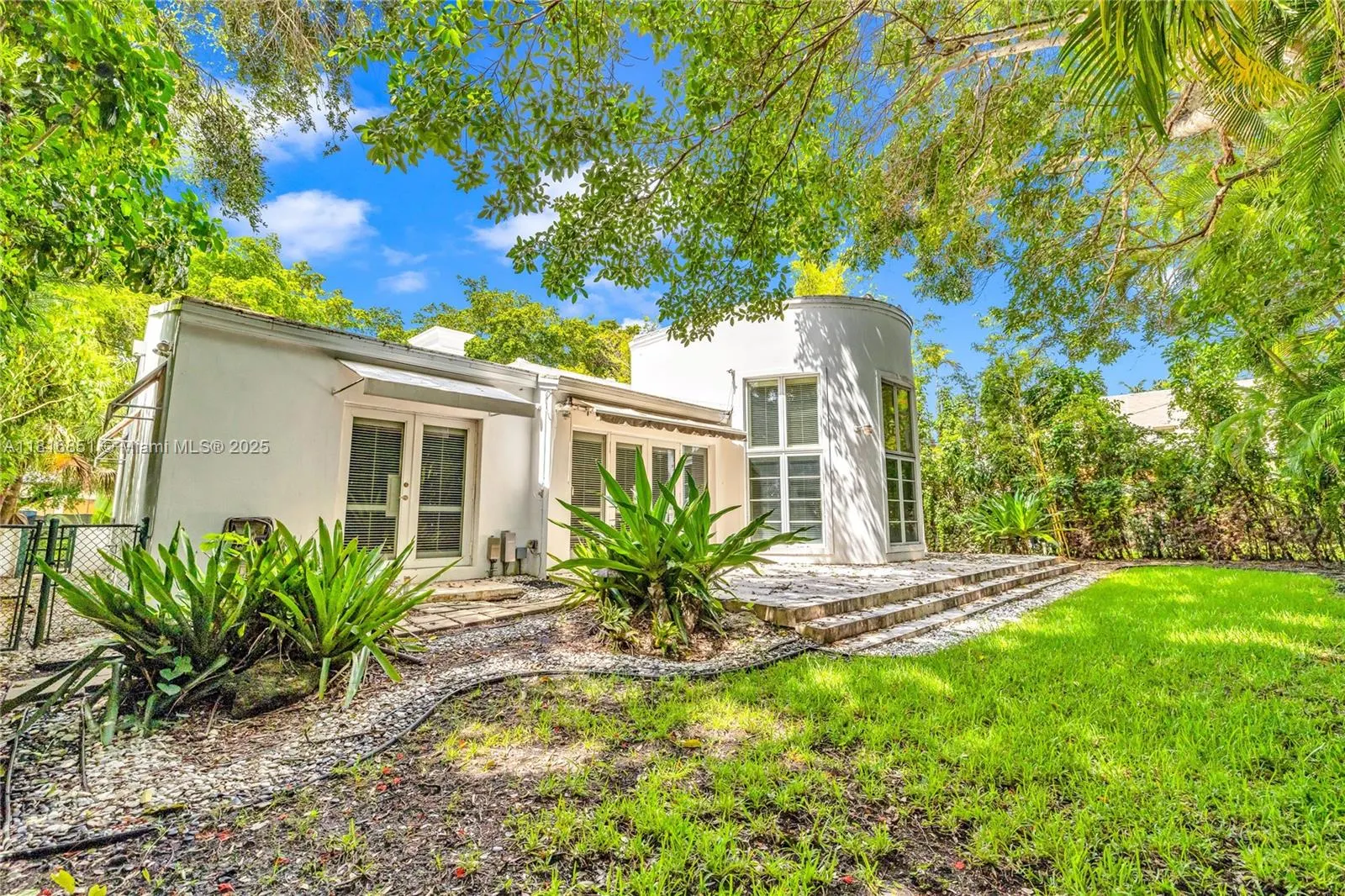 923 Catalonia Ave