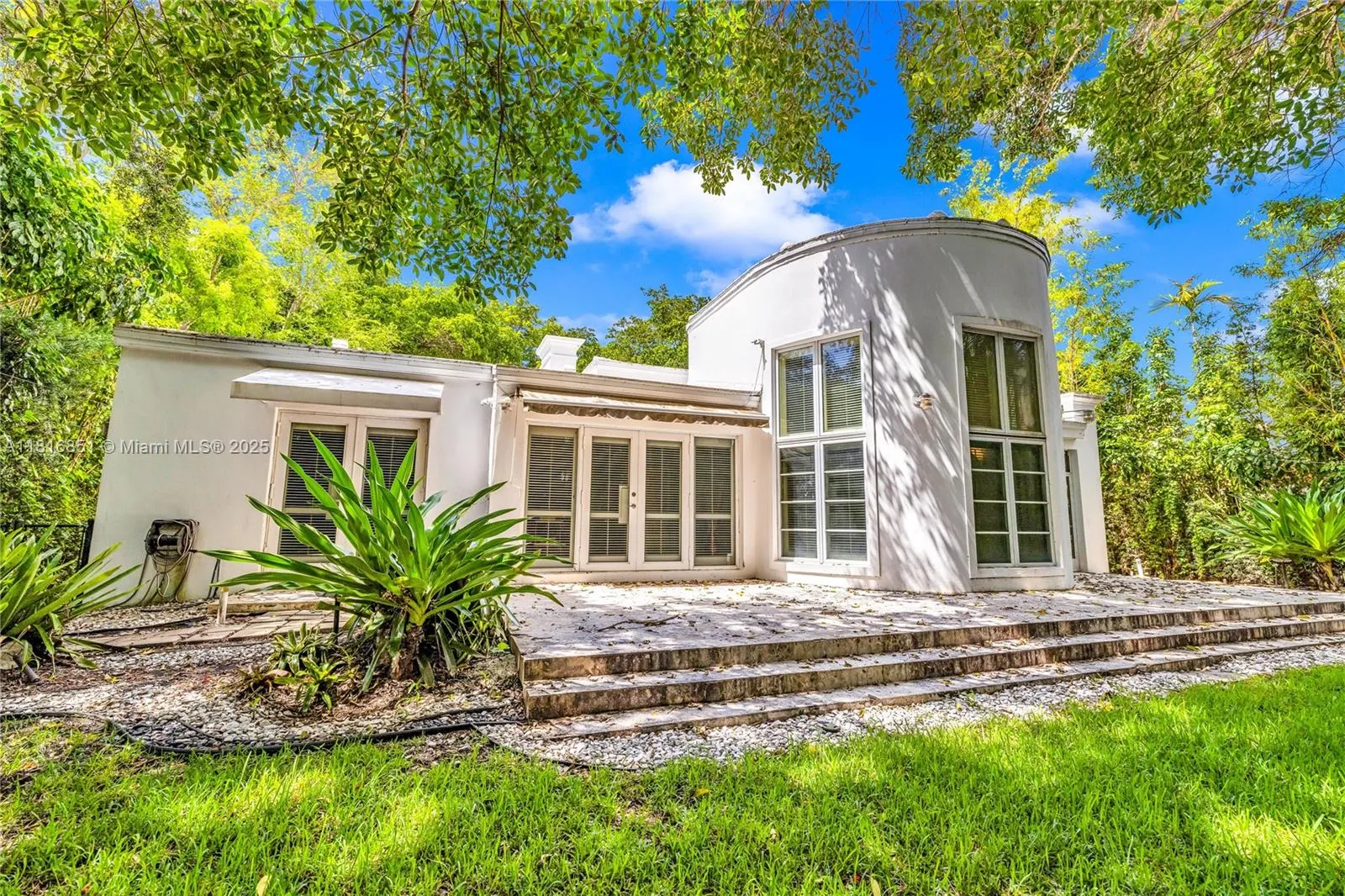 923 Catalonia Ave