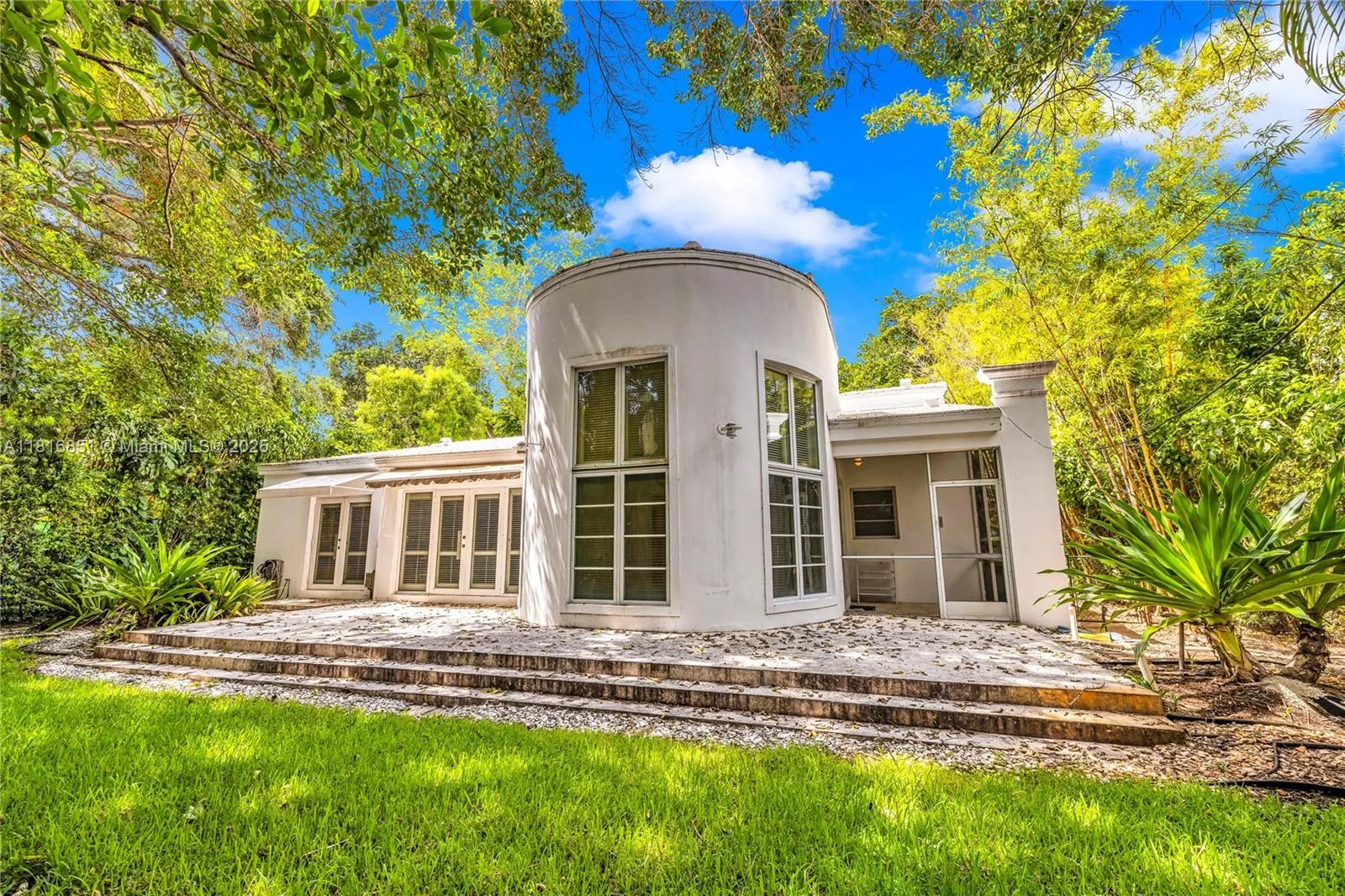 923 Catalonia Ave