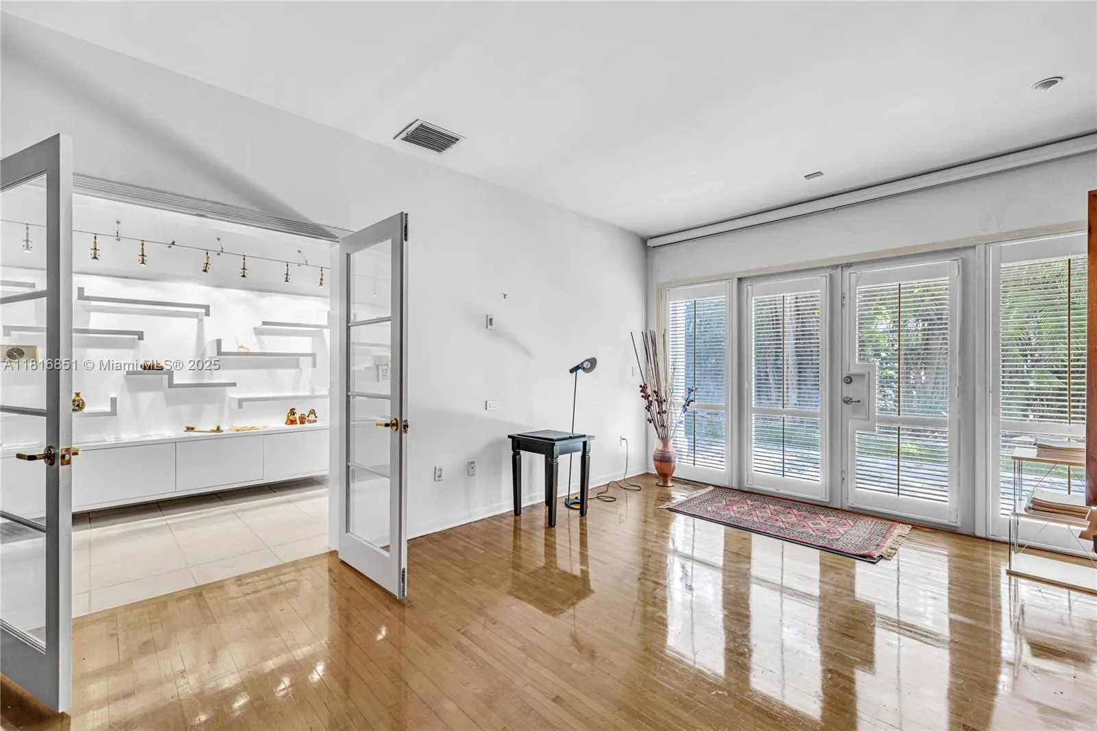 923 Catalonia Ave