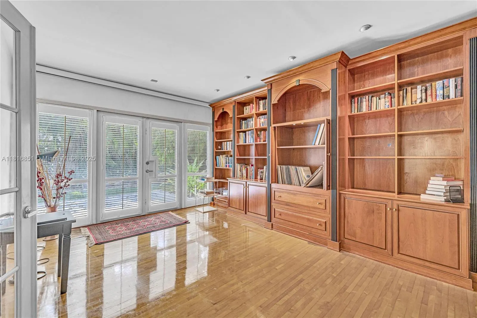 923 Catalonia Ave