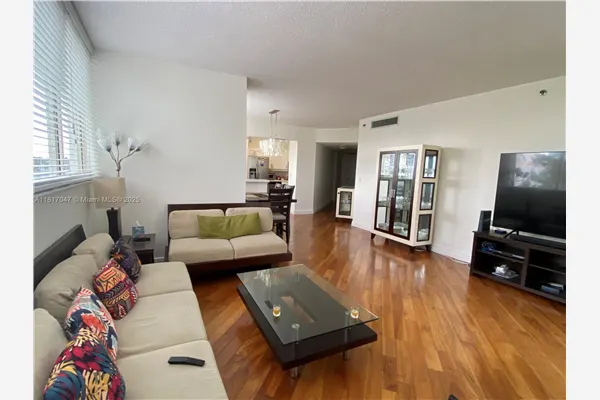 6422 Collins Ave