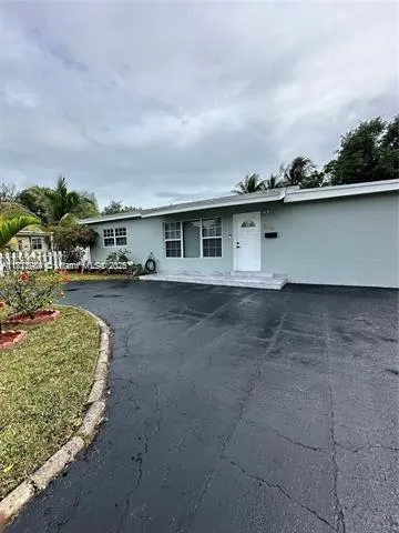 280 NE 169th St